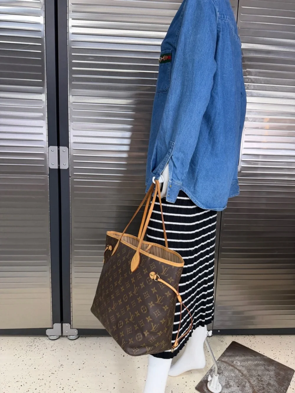 Louis Vuitton Neverfull Mm Monogram Canvas Tote in Brown